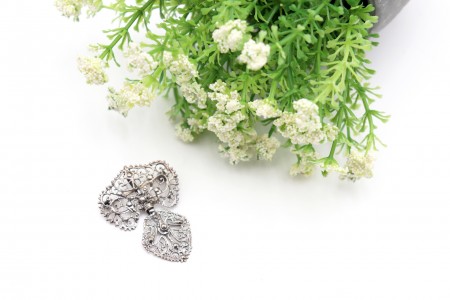 Alfinete de peito em prata recortada e esculpida ao estilo filigrana saquilé